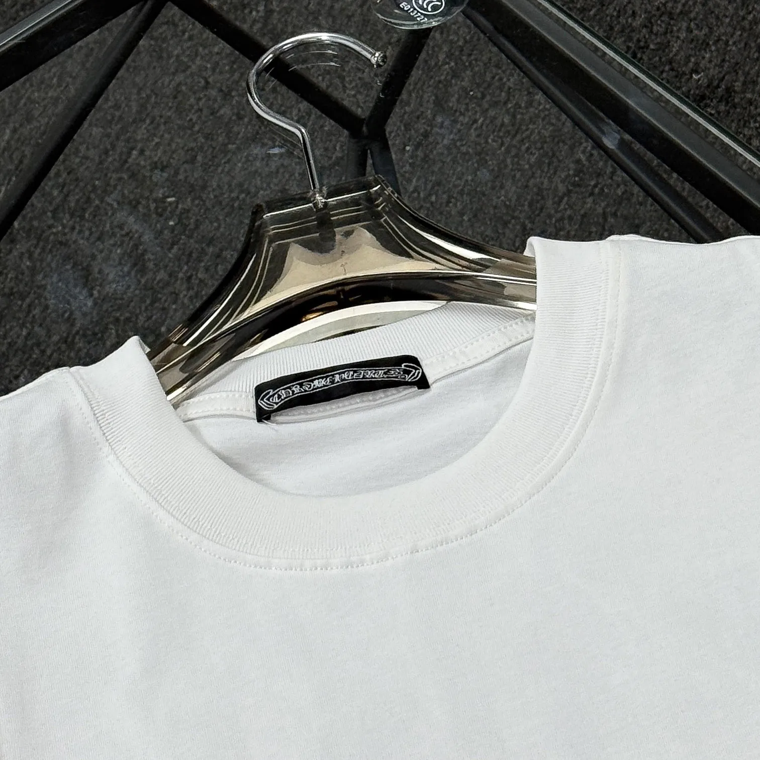 P170 Chrome Hearts 25 high-end versions. The fabric is made of 300 grams of high-density pure cotton. It does not deform or shrink. It has three labels. It is the same style for men and women. Technology: suede foaming + digital printing. Color: white, black. SIZE: S-XL.